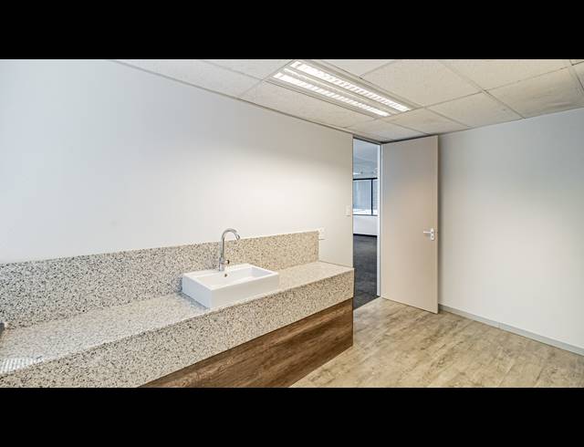 3,330M² OFFICE TO LET IN ROSEBANK
